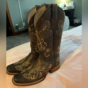 Circle G women’s dragonfly embroidered western boot- size 8 1/2!